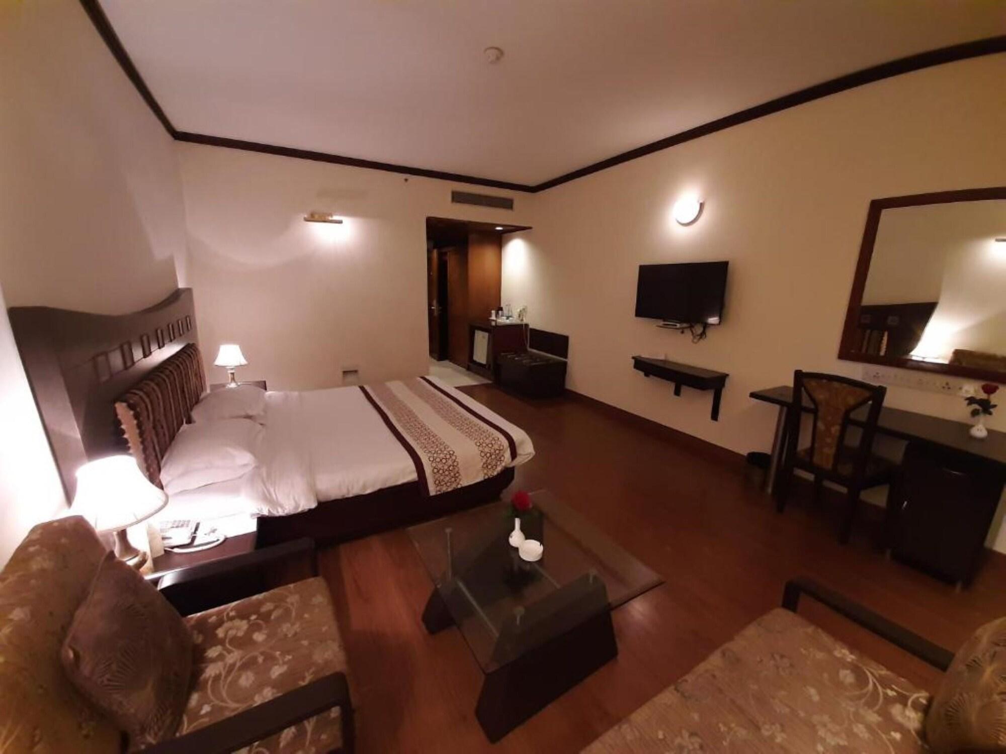 Hotel Mountview Чандигарх Экстерьер фото